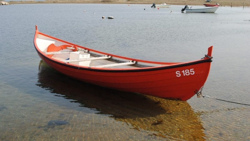 CÁI LỖ TRÊN THÂN THUYỀN