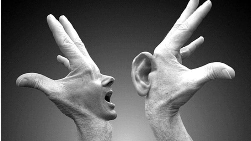 Cánh tay của người ganh tị và tham lam