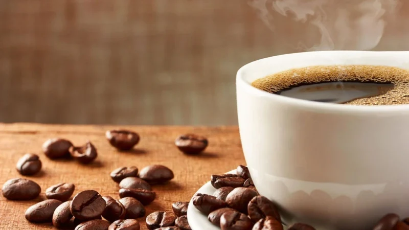 Caffeine trong cà phê có thể cai nghiện rượu