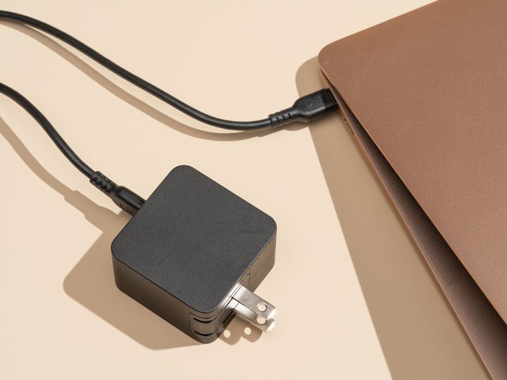 Sạc smartphone bằng bộ sạc USB-C của laptop liệu có an toàn?