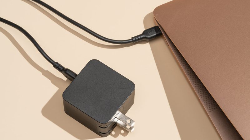 Sạc smartphone bằng bộ sạc USB-C của laptop liệu có an toàn?