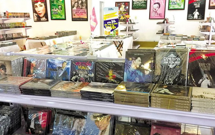 Cô gái ở cửa hàng bán đĩa CD